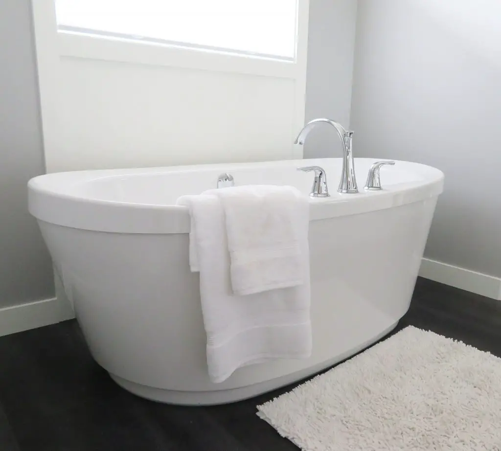 How To Clean A Dirty Tub A Detailed Guide For All Materials